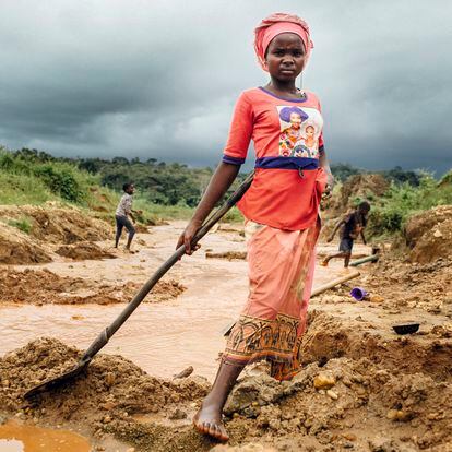 Amina, una niña de 13 años, trabaja en una mina de oro al este de Camerún.