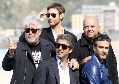 De izquierda a derecha, el productor Pedro Almodovar, el director Damián Szifrón, el actor Ricardo Darín (sentado), el productor Agustín Almodóvar y el también actor Leonardo Sbaraglia (sentado).