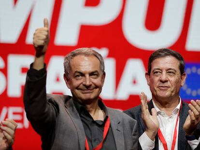 José Luis Rodríguez Zapatero y el candidato socialista a la Xunta, José Ramón Gómez Besteiro, en el arranque de la convención del PSOE en A Coruña.