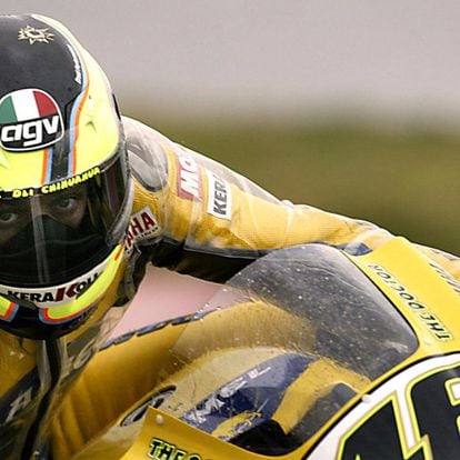 El piloto italiano del equipo Camel-Yamaha, Valentino Rossi toma una curva durante la vuelta cronometrada en la terecera jornada de entrenamientos de la máxima categoría, en el Circuito de Cataluña en Montmeló, en marzo de 2006.