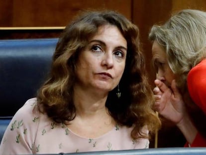 La ministra de Hacienda Mar&iacute;a Jes&uacute;s Montero (izquierda), conversa con la responsable de Econom&iacute;a, Nadia Calvi&ntilde;o, en el Congreso de los Diputados. 