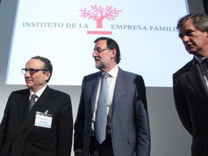 El presidente del IEF, Javier Moll; el presidente en funciones del Gobierno, Mariano Rajoy, y el presidente de Acciona, Jos&eacute; Manuel Entrecanales.