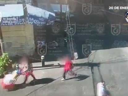 Una captura de pantalla que supuestamente muestra a María Ángela Olguín (de rojo) caminando en las calles de Nezahualcóyotl (Estado de México).