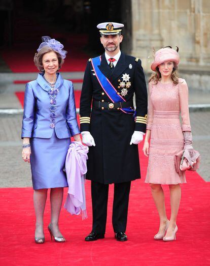 La reina Sofía, el principe Felipe y la princesa Letizia asisten a la boda del príncipe Guillermo y Kate Middleton en la Abadía de Westminster, en Londres, el 29 de abril de 2011. 
