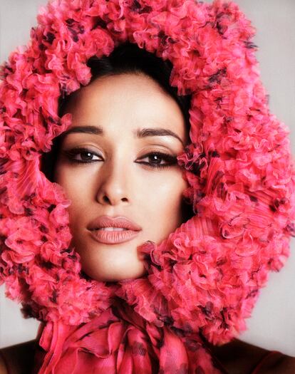 “Estoy aprendiendo a ser una 'business woman', yo lidero mi equipo”, confiesa la intérprete de 'SloMo', que luce en esta fotografía una estola multicolor de Lorenzo Serafini.