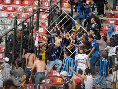 Hinchas del Querétaro y el Atlas se enfrentan en el estadio La Corregidora este sábado.