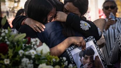 Familiares de Oscar Ernesto Rojas Alvarado se abrazan.