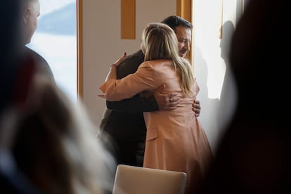 El presidente ucranio, Volodímir Zelenski, se abrazaba a la primera ministra italiana, Giorgia Meloni, antes de la reunión bilateral que han mantenido este sábado en Hiroshima. 