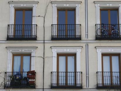 Balcones en la fachada de un edificio de viviendas en la madrileña plaza de Isabel II.