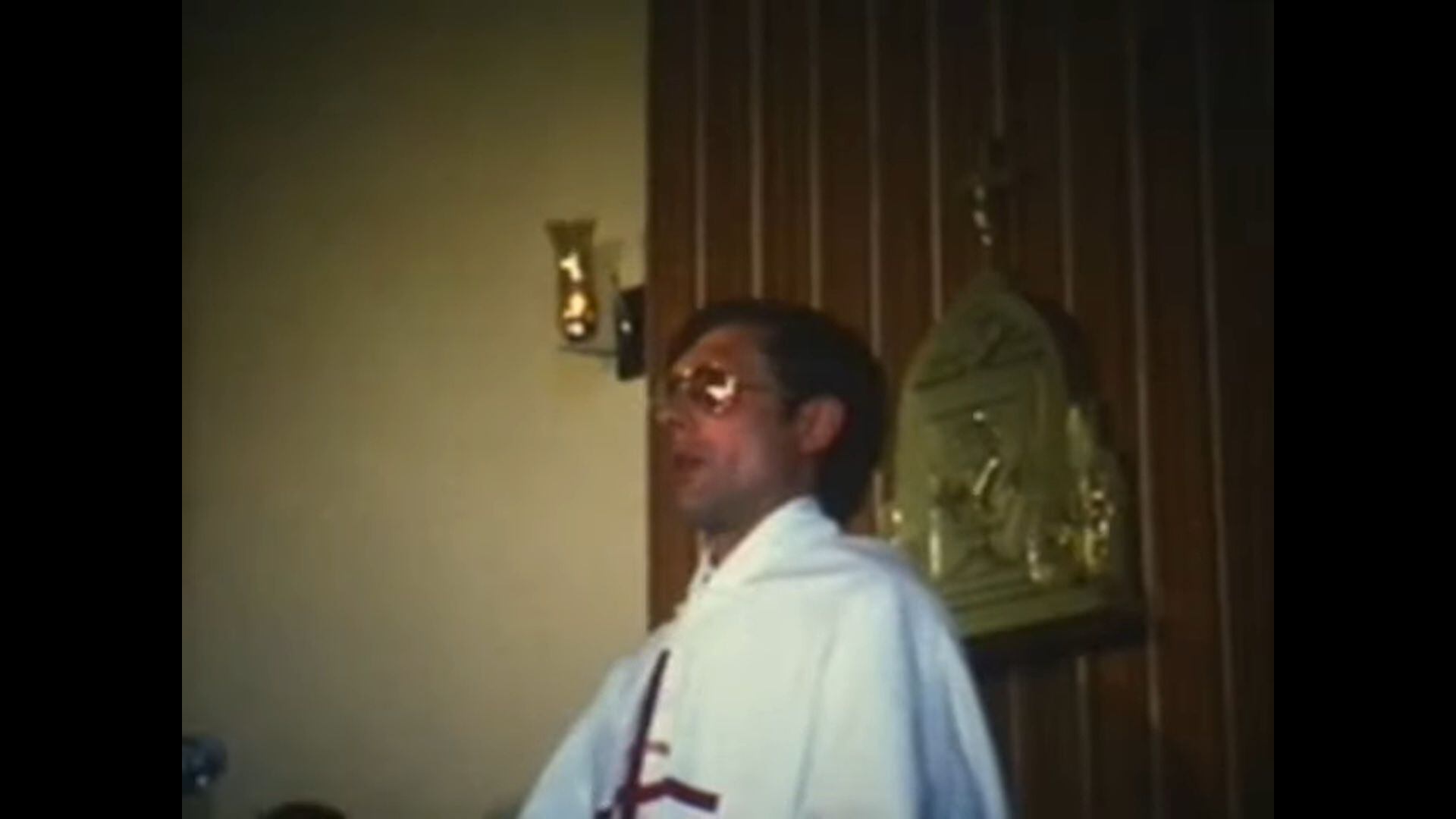 Secuencia de un vídeo escolar donde aparece el claretiano acusado mientras oficia una misa.