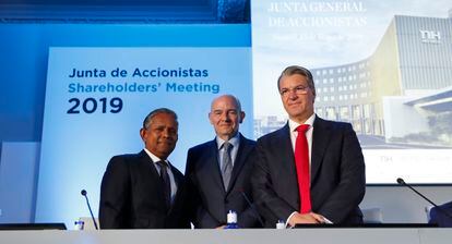 De izquierda a derecha, Dillip Rajakarier, consejero delegado de Minor Hotels;  Ramón Aragonés, consejero delegado de NH, y Alfredo Fernández Agrás, presidente del Consejo de Administración de NH.