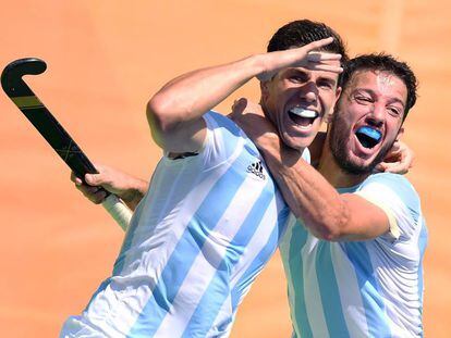 Manuel Brunet y Joaqu&iacute;n Menini celebran el cuarto gol argentino ante Alemania.
