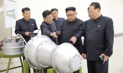 Kim Jong Un inspecciona la supuesta nueva bomba norcoreana.