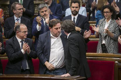 Carles Puigdemont es recibido con aplausos tras su comparecencia en el Parlament.  