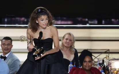 Zendaya da un discurso luego de aceptar el premio de Mejor actriz principal en una serie dramática.