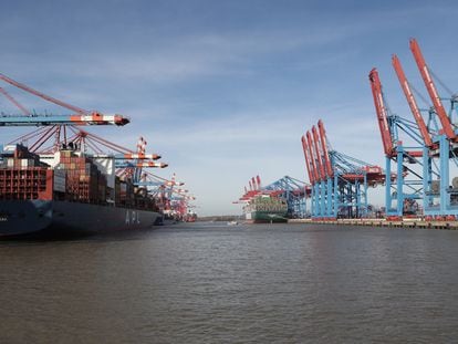 Varios cargueros amarrados este miércoles en el puerto de Hamburgo (Alemania).