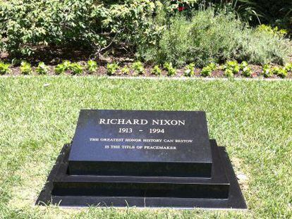 La tumba de Nixon, en el jard&iacute;n de la casa donde naci&oacute;, en Los &Aacute;ngeles.