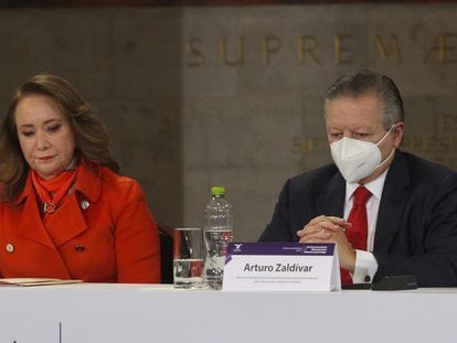 Los ministros Arturo Zaldívar y Yasmín Esquivel durante un evento el 25 de noviembre de 2021.