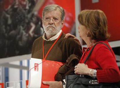 Rodríguez Ibarra y Carmen Hermosín, en la conferencia de los socialistas.