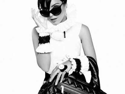 La cantante británica Lily Allen será la imagen de la nueva línea de bolsos Coco Cocoon de Chanel, según ha informado la casa de modas. Fiel clienta de las creaciones de Karl Lagerfeld para Chanel e invitada habitual a sus desfiles, "Lily era la imagen evidente para estos nuevos bolsos", ha comunicado la empresa. Habrá que esperar al 3 de octubre para poder encontrarlos en las tiendas.