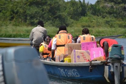 Una de las canoas de madera que transporta las compresas hasta Pediatorkope (Ghana).