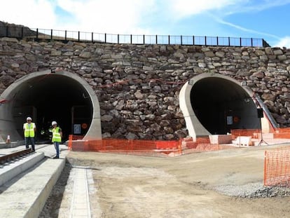 Obras en uno de los túneles de la variante de Pajares.