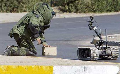 Un experto del Ejército estadounidense maneja un robot para inspeccionar un supuesto explosivo ayer en Bagdad.
