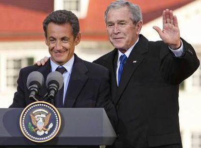 George W. Bush posa su mano sobre el hombro de Nicolas Sarkozy, ayer en Mount Vernon, la casa de George Washington.
