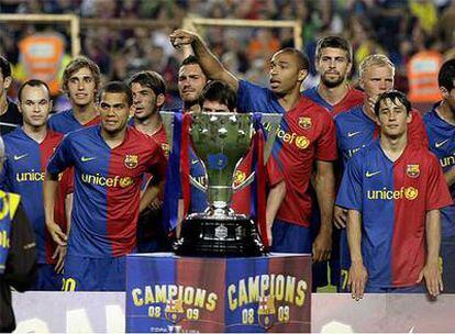 Los componentes del Barcelona posan con el trofeo liguero.
