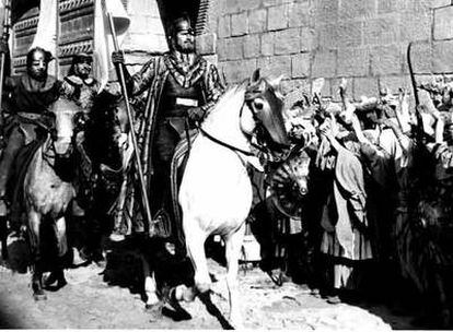 Fotograma de la película <i>El Cid,</i> con su protagonista Charlton Heston en primer plano.