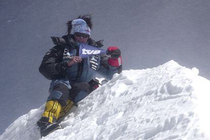 Edurne Pasaban, en la cima del Annapurna, el decimotercer <i>ochomil</i> que corona.