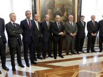 El ministro de Hacienda, Crist&oacute;bal Montoro, con la comisi&oacute;n de expertos para la reforma fiscal. 