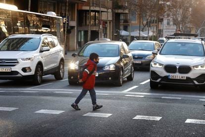 Un niño cruza por un paso de peatones junto al colegio Urgell, en Barcelona.