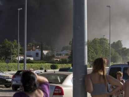 Las dos urbanizaciones m&aacute;s cercanas a la f&aacute;brica de aceite del Grupo Ybarra en Dos Hermanas (Sevilla) han sido desalojadas como consecuencia del incendio.
