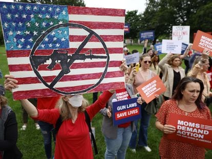Grupos en favor del control de armas se reúnen con los miembros demócratas del Congreso frente al Capitolio, el pasado 26 de mayo en Washington.