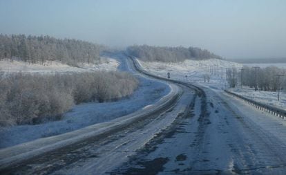 Un trayecto de la llamada 'carretera de los huesos', la autopista de Kolimá, que lleva de Yakutsk a Magadán, en el Lejano Oriente ruso.