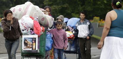 Familias de gitanos abandonan en agosto de 2012 un campo ilegal en el norte de Francia.