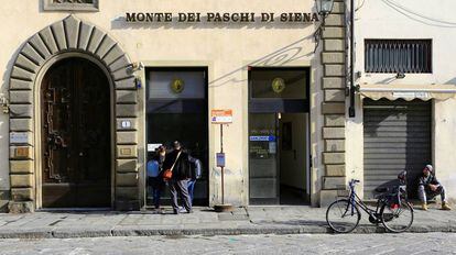 Clientes usando un cajero automático del Monte Dei Paschi en Florencia.