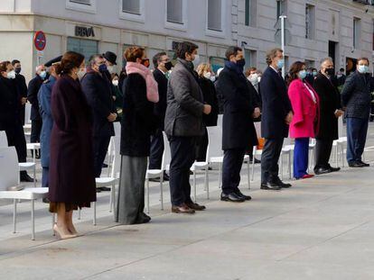 El presidente del PP, Pablo Casado (i), junto a varios presidentes autonómicos, durante en la celebración del cuadragésimo segundo aniversario de la Constitución este domingo en la escalinata del Congreso de los Diputados en Madrid. 