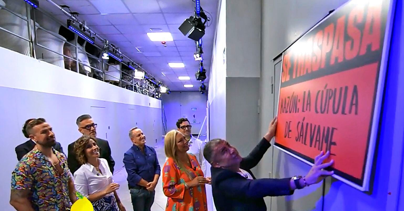 Jorge Javier Vázquez cuelga el cartel de ‘se traspasa’ en la entrada del plató de Sálvame el 9 de mayo.
