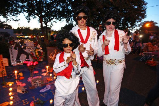 Admiradores de Elvis Presley en Graceland.
