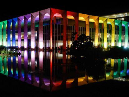 El palacio de Itamaraty, sede de la Cancillería brasileña, en Brasilia, iluminado para celebrar el Día del Orgullo Gay, este miércoles.