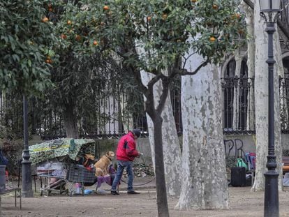 Una persona sin hogar en el parque de la Ciutadella de Barcelona.