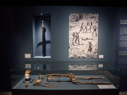 Esqueleto de un amazigh con 16 marcas óseas tras haber sido atacado y, arriba, espada medieval semejante a la que se usó para darle muerte.