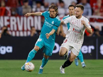 Modric conduce el balón ante Rakitic durante el Sevilla-Madrid de este domingo.