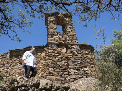 Joan Nadal, uno de los siete propietarios de Llirt, pasea por delante de la iglesia del pueblo.