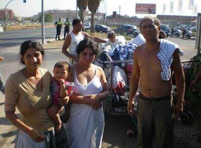 Varios rumanos del campamento de Córdoba, durante el desalojo.