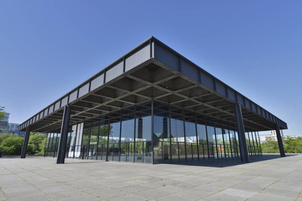 La Neue Nationalgalerie (1968), de Mies van der Rohe, una destilacoión pura del pensamiento arquitectónico miesino: un plano horizontal sobre un podio horizontal y una laja horizontal de espacio fluyendo libremente entre ambos. |