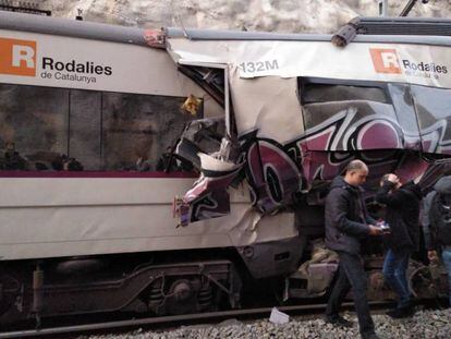 Aspecto de dos vagones de tren tras el choque.