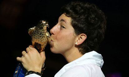 Carla Suárez besa el trofeo de campeona en Qatar.